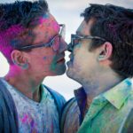 schwules Paar kurz vorm Kuss mit Holipulver Fotoshooting